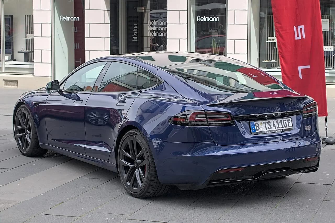 Tesla Model S — Sedan (liftback)